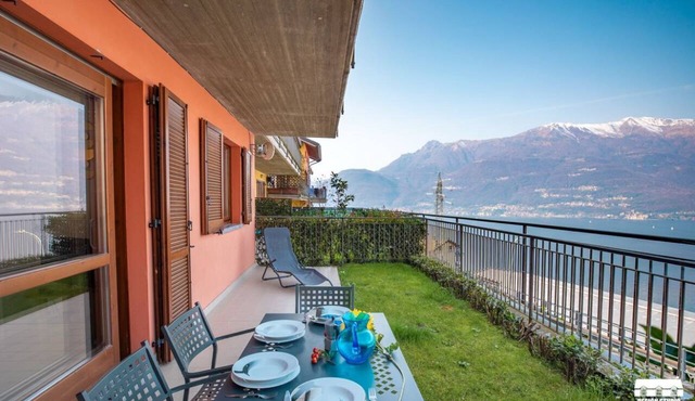 A breathtaking view in an enchanting place on LAKE COMO: apartment with 2 large bedrooms, an ideal solution for 2 couples or a family of 4. The apartment is located on the hills of Bellano, near an old sawmill. Free parking spaces are available right in