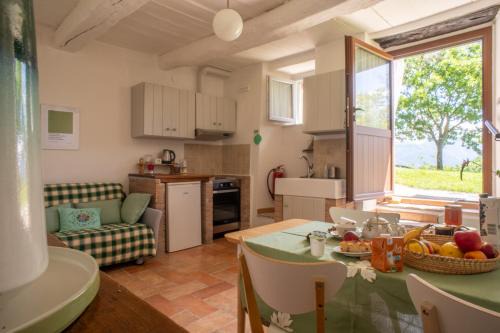 AGRITURISMO BUON VENTO, Appartamento L'ALBERO SBANDIERATORE una cozy home in Gubbio Italy