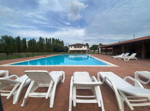Agriturismo con piscina immerso nella natura La Bisa