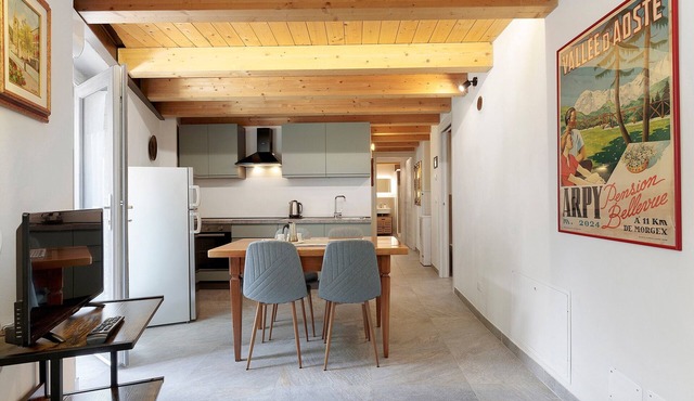 Apartment '5' with Two Balconies, Private Parking and Shared Garden