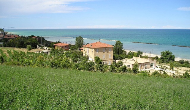 Apartment a stone's throw from the sea and in the countryside