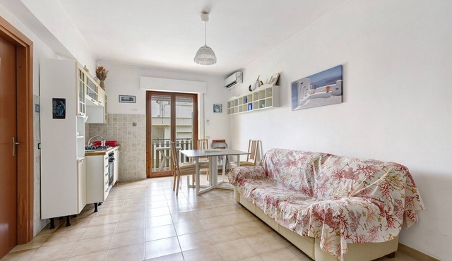 Apartment 'Due Passi Dalla Spiaggia' with Sea View, Wi-Fi and Air Conditioning