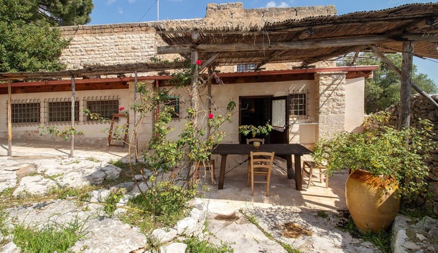 Apartment 'Iazzo' with Shared Terrace, Private Garden and Wi-Fi