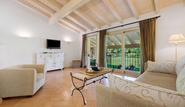 Apartment 'Smeraldo' with Shared Pool, Wi-Fi and Air Conditioning