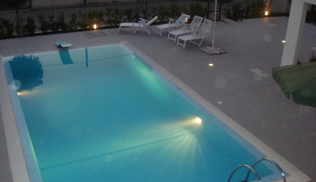 APARTMENT WITH SHARED POOL.SLEEPS UP TO 6 -7 PEOPLE.
