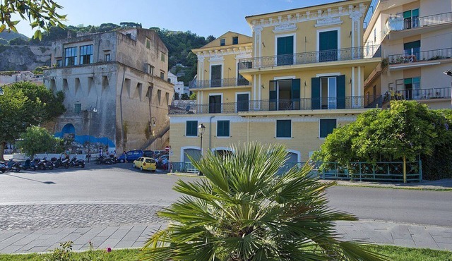 Appartamento Mariuccia G: A welcoming apartment situated at a few steps from a sandy beach, with Free WI-FI.