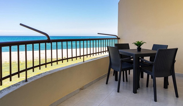 Beachfront apartment with exclusive access