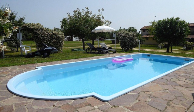 Beautiful apartment in villa for 6 people with A/C, WIFI, pool, TV, terrace and pets allowed