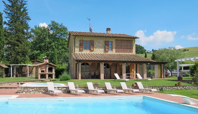 Beautiful private villa with WIFI, hot tub, private pool, A/C, TV, patio and pets allowed