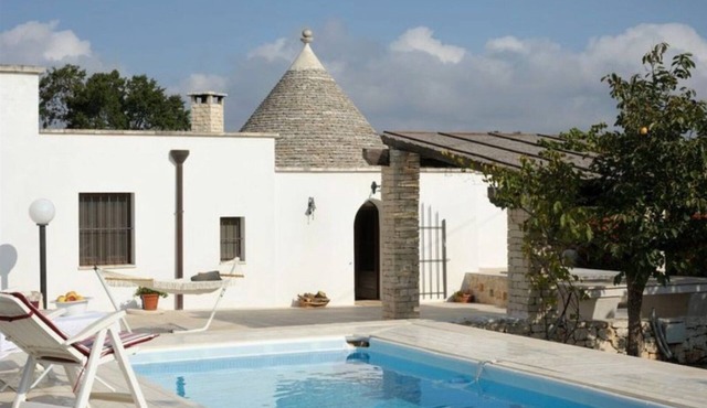 Beautiful Trullo with private pool, easy walking to UNESCO site of Alberobello