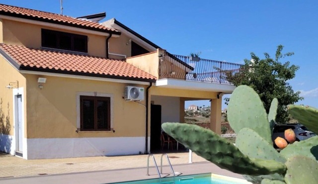 Beautiful villa for 4 people with WIFI, A/C, private pool, TV and terrace