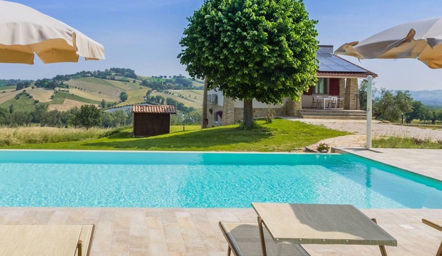 Beautiful villa with heated, infinity pool in the countryside of Mondavio, 20 km from the sea