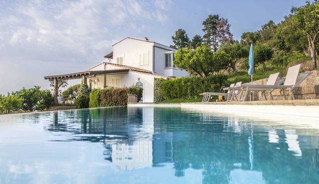 Beautiful villa with private pool overlooking the sea at 4km from the beach