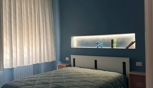 Between sea and castle. Bright, beachfront apartment. Sleeps 4