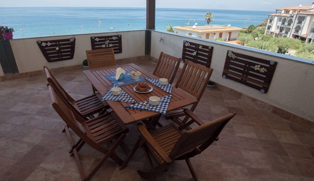 BLUE HOUSE AN EXCLUSIVE PENTHOUSE ON THE SEA OF THE AEOLIAN ISLANDS WITH PARKING