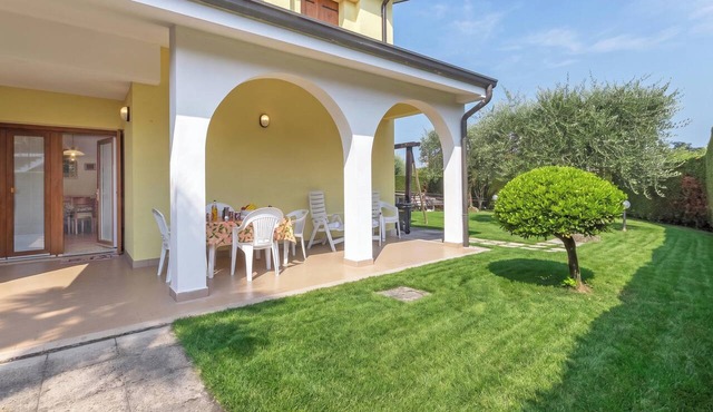 Casa Zini- Garden Flat with Shared Pool, Colà di Lazise, Italy