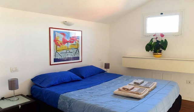 Charming 38 sqm studio, for 3 people, located on the 2nd floor (attic) of a renovated period building from the 16th century (access only permitted via lift).The property is located in the heart of the historic center of Ravenna (in the restricted traffic