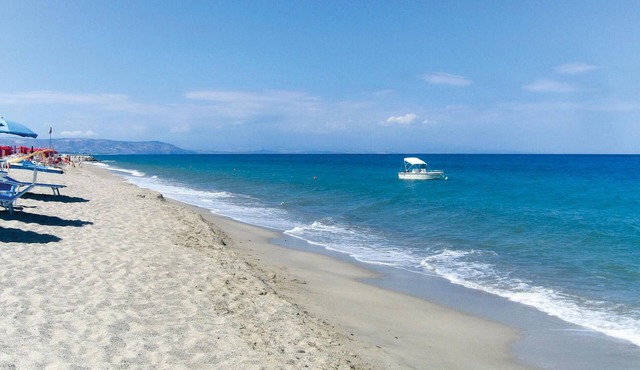 Comfortable vacation apartment with proximity to the sandy beach.