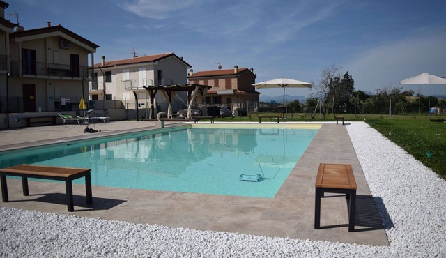 Cosy apartment for 6 people with WIFI, A/C, pool, patio and pets allowed