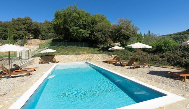 Cosy apartment with A/C, pool, WIFI, TV, terrace and panoramic view, close to Siena