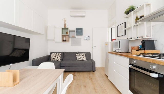 Cozy 53m2 apartment, perfect for 3 people, located on the raised ground floor.The accommodation is located in the Barona area, close to the Naviglio Grande and characterized by a rural soul with ancient farmhouses and recent urban redevelopment.The area