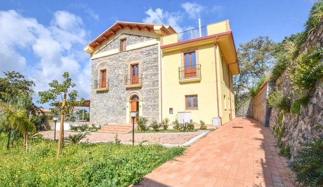 Cozy apartment in Longobardi Marina