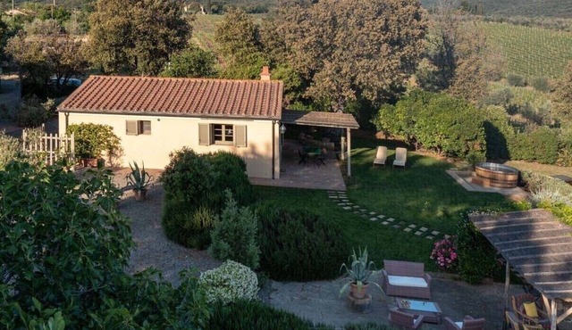 COZY COTTAGE IN A DREAM LOCATION WITH POOL HEATED WHIRPOOL