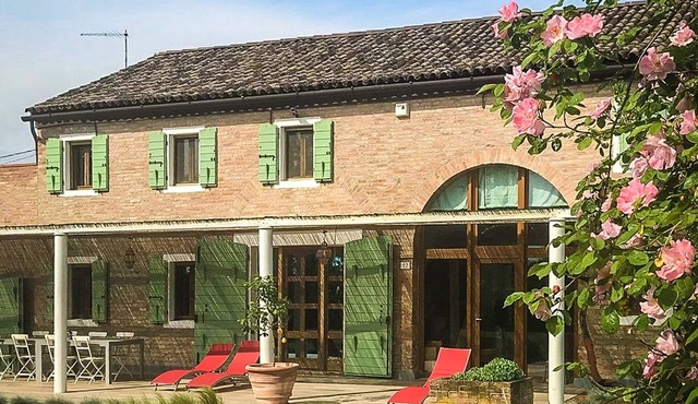 Cozy villa with outdoor whirlpool and garden near Venice
