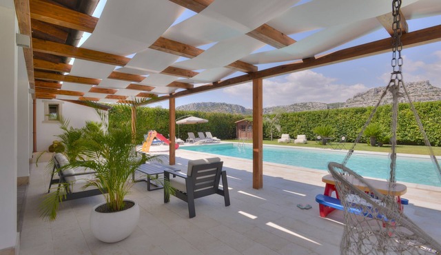 Elegant and modern villa in the countryside with private pool and tennis court
