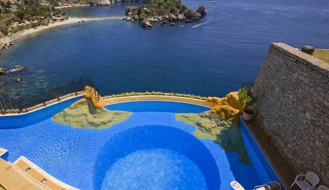 Elegant villa with magnificent views of Isola Bella, in a luxury residence