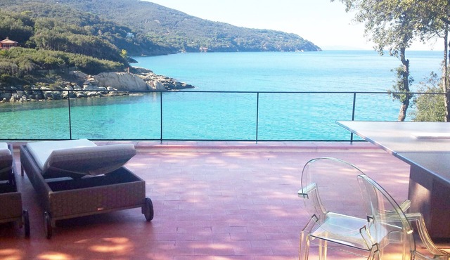Exclusive paradise 20 meters from the sea, villa with two large independent suites