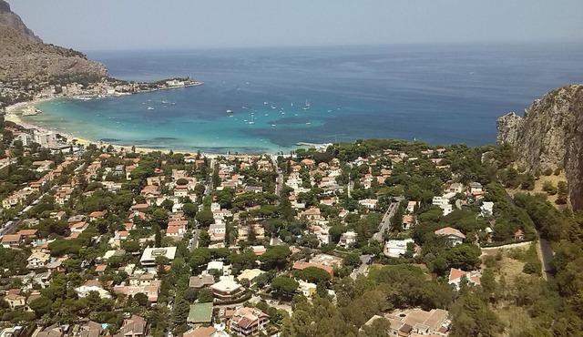 first floor house with garden just five minutes from the sea of ​​Mondello (PA).