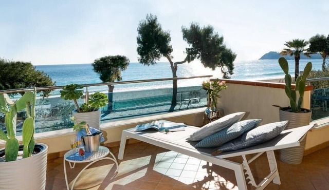 Flat directly on the beach Terrace and shared pool