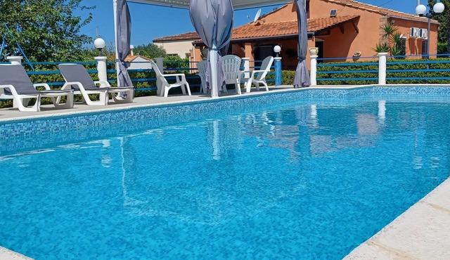 FREE WI-FI. ELEGANT INDEPENDENT VILLA WITH PRIVATE POOL SURROUNDED BY GREEN
