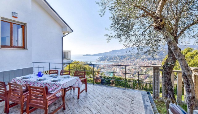 Gorgeous home in Rapallo with house sea view