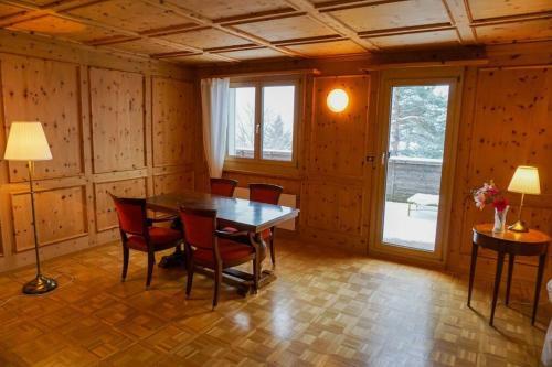 Grosse 2 ZImmer Wohnung mit Terrasse
