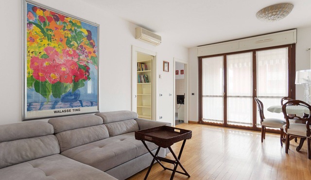 Guest Host- Milan University Bocconi Terrace Apt!