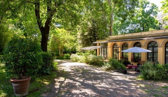 GuestHost - Comfortable 30sqm loft that can accommodate up to 3 people. Located on the ground floor of a characteristic building surrounded by Piazzale Galileo greenery, the room is the ideal solution to visit Florence while staying away from the histori