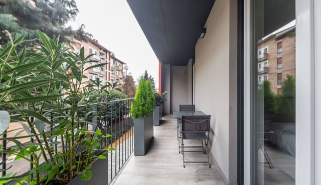 GuestHost - Comfy APT with Private Parking & Balcony