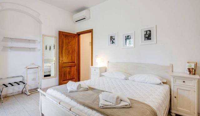GuestHost - Cozy 50 sqm apartment, able to accommodate up to 5 people, located on the ground floor (1 low step to access to it) of a farmhouse surrounded by greenery, a short distance from the center of Florence. The property is located a few meters from