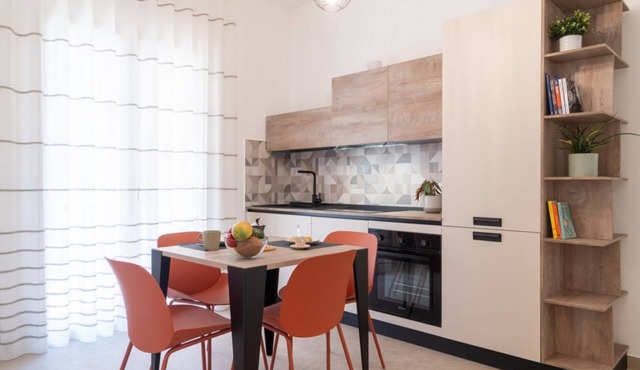 GuestHost - Modern 58 sqm apartment with fine finishes, for 3 people, located on the second floor of an elegant building with lift (some steps to access it). The property is located in the center of Syracuse, in one of the commercial districts, a few ste