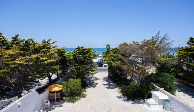Holiday villa with large courtyard in front of the beach 3 bedrooms m730