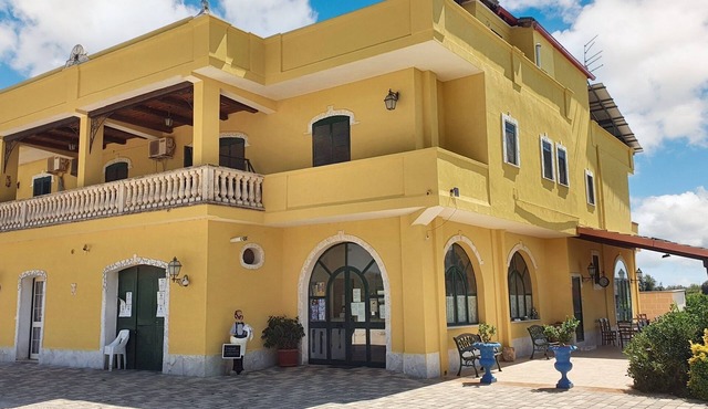 Homerez - Charming Bungalow in Lizzano with Shared Pool