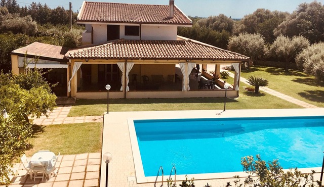 Homerez - Spacious villa for 6 ppl. with swimming-pool and garden at Floridia