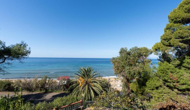 House with terrace and direct access to the beach
