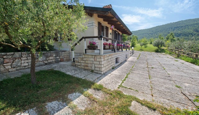 Holiday Home 'Delle Delizie' with Lake View, Private Garden and Air Conditioning