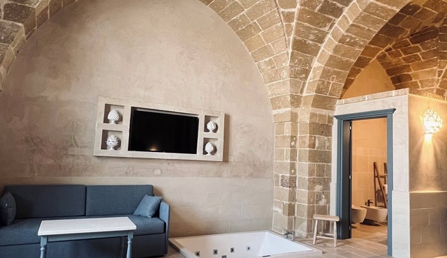 King Room with Jacuzzi - Charming in Felline - Borgo Don Ciccio
