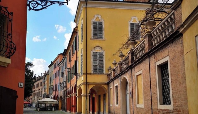 La Cocinella: Elegant Modena Stay Steps from Cathedral & Fine Dining