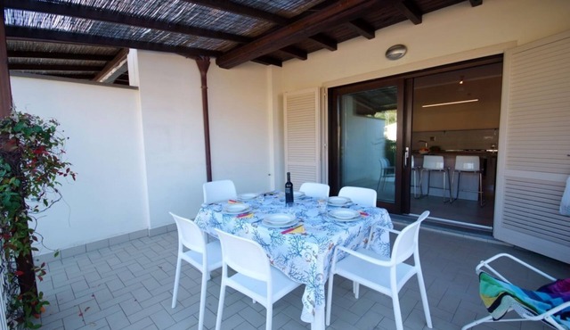 Located just 200 meters from Procchio’s main street and about 600 meters from the beautiful sandy beach, this spacious four-room apartment is the ideal choice for anyone looking for a comfortable and relaxing vacation just a few minutes’ walk from the sea in Procchio