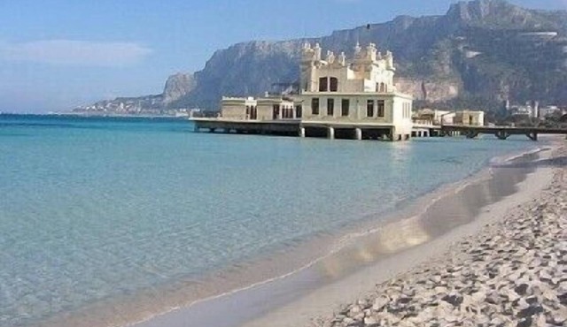 Luxury house in Villa in Mondello-Palermo with pool and garden